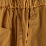 dettaglio tasca dei pantaloncini DYEPOP / CARAMELLO