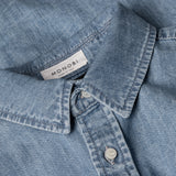 dettagli del colletto e dei bottoni di TERSE DENIM SHIRT / DENIM CHIARO