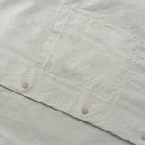 bottoni e dettagli del taschino anteriore della camicia a maniche corte in seersucker di colore grigio