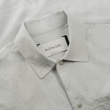 colletto e dettagli dell'etichetta della camicia a maniche corte in seersucker di colore grigio