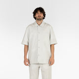 fronte della camicia a maniche corte in seersucker di colore grigio
