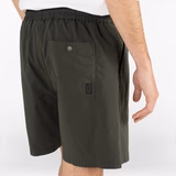 Il modello indossa pantaloncini con coulisse in seersucker di colore verde intenso.