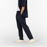pantaloni con coulisse in seersucker e camicia a maniche corte in seersucker di colore blu