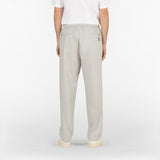 posizione posteriore dei pantaloni in seersucker con coulisse di colore grigio