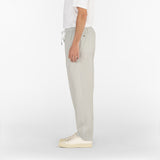 posizione laterale dei pantaloni in seersucker con coulisse in colore grigio