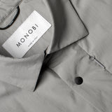 collar and label detail of ECO POP OUTERSHIRT / GRIGIO CHIARO