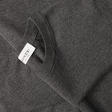 Dettaglio etichetta MONOBI del maglione COTONE CASHMERE WHOLEGARMENT 18G / GRIGIO MELANGE