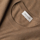 Dettaglio etichetta MONOBI del maglione COTTON CASHMERE WHOLEGARMENT 18G / KAKHI MELANGE