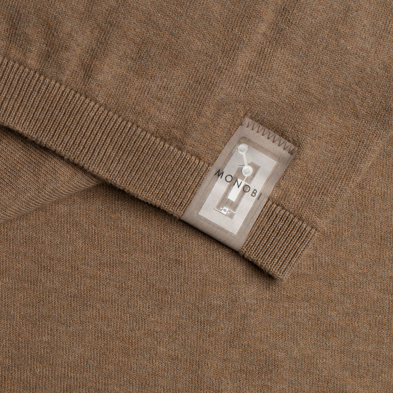 Dettaglio etichetta NFC del maglione COTTON CASHMERE WHOLEGARMENT 18G / KAKHI MELANGE