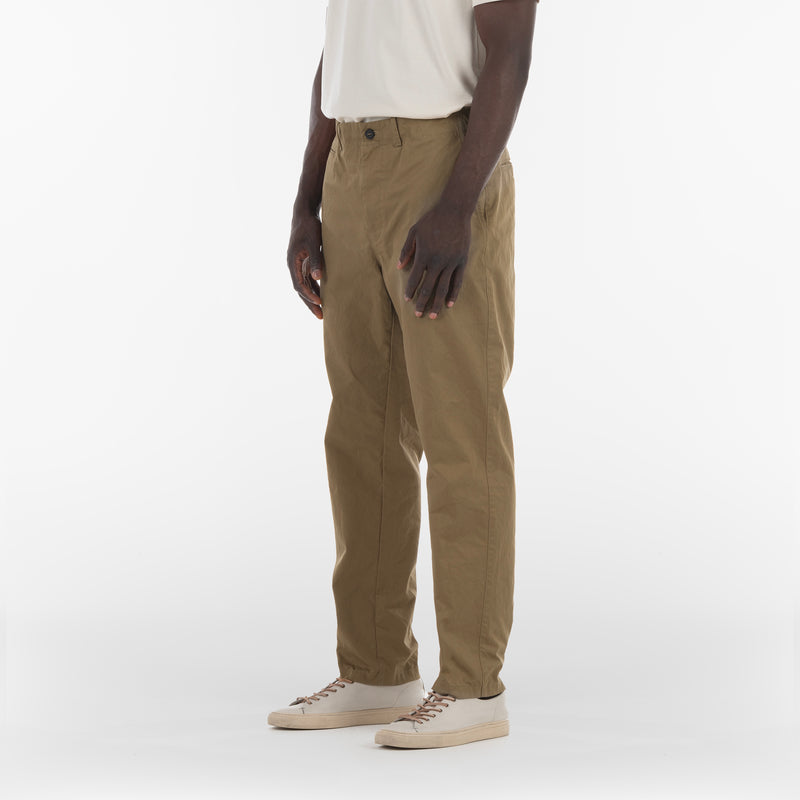 3/4 posizione di BIO GABARDINE ORIGIN CHINO / BEIGE CALDO