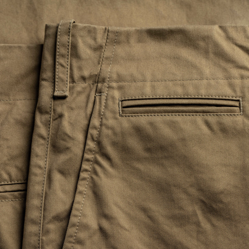 Dettaglio tasca di BIO GABARDINE ORIGIN CHINO / BEIGE CALDO