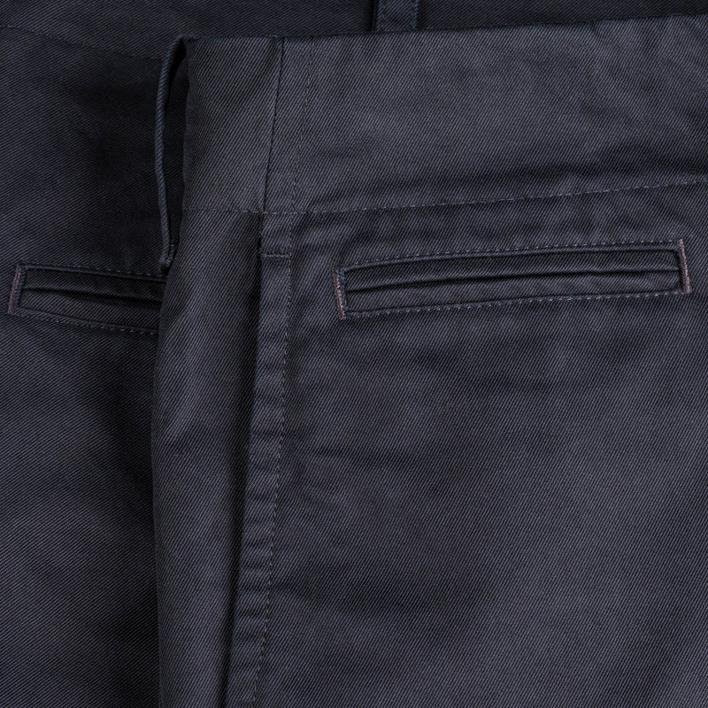 Dettaglio tasca di BIO GABARDINE ORIGIN CHINO / BLUE NAVY