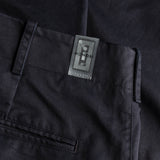 Dettaglio etichetta NFC di Bio Gabardine Chino colore blu navy