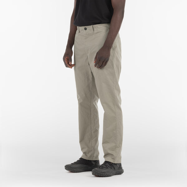 3/4 di posizione di BIO GABARDINE ORIGIN CHINO / GRIGIO