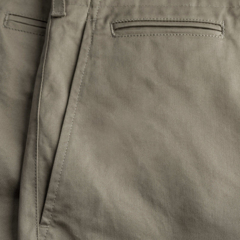 Dettaglio tasca di BIO GABARDINE ORIGIN CHINO / GRIGIO