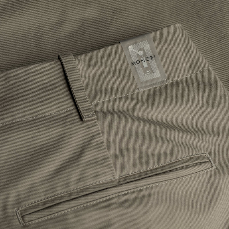 Dettaglio etichetta NFC di BIO GABARDINE ORIGIN CHINO / GRIGIO