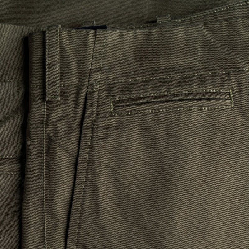 Dettaglio tasca di BIO GABARDINE ORIGIN CHINO / VERDE MILITARE