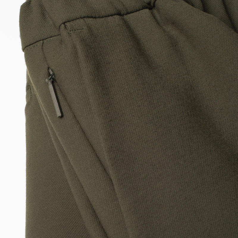 Dettaglio tasca di BISTRETCH EASY PANT / VERDE MILITARE