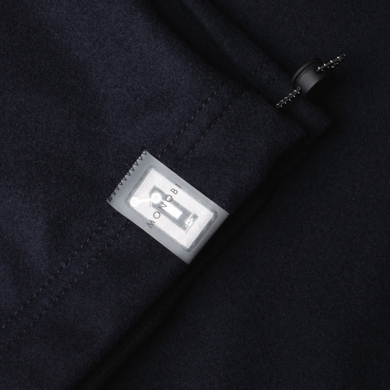 Etichetta NFC e dettaglio della coulisse di RESPONSIBLE WOOL COACH JACKET / BLUE NAVY