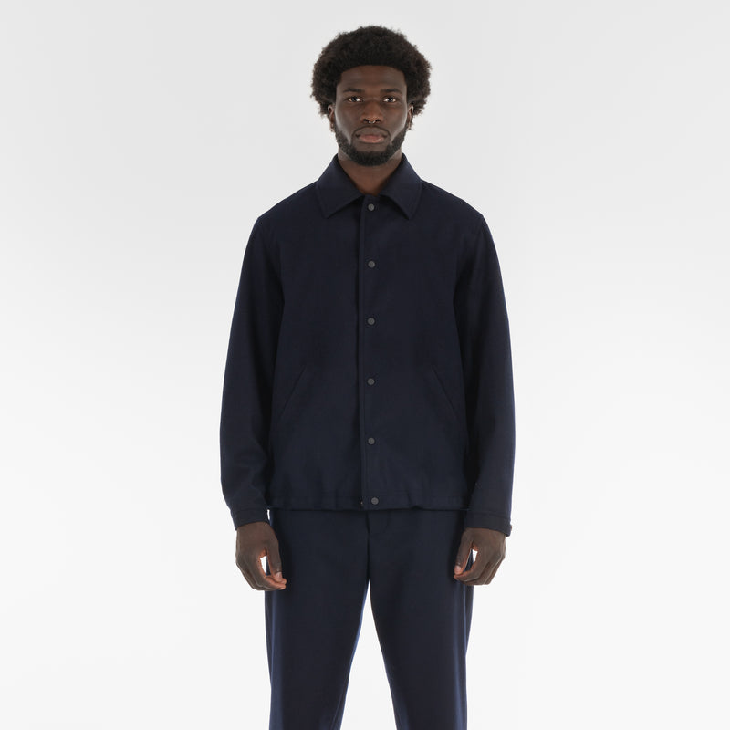 Fronte di RESPONSIBLE WOOL COACH JACKET / BLUE NAVY