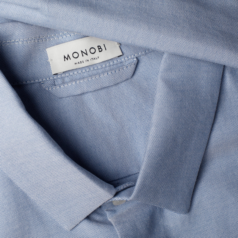 Dettagli del colletto e dell'etichetta MONOBI di SIDE POCKET OXFORD SHIRT / BLUE OXFORD 