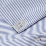 Tag NFC e dettagli dei bottoni di SIDE POCKET OXFORD SHIRT / RIGATO