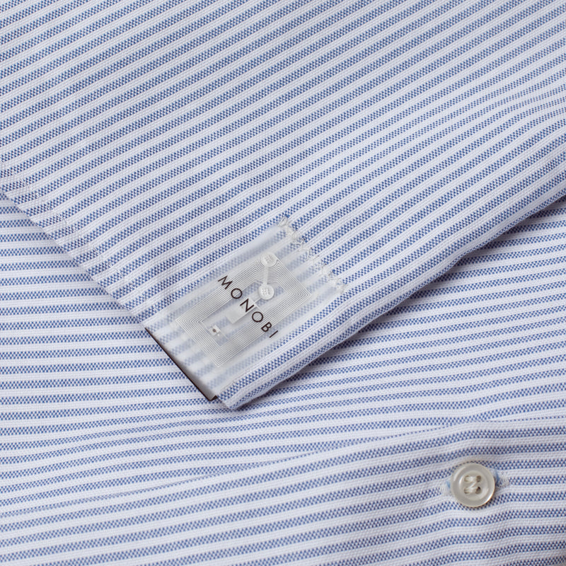 Tag NFC e dettagli dei bottoni di SIDE POCKET OXFORD SHIRT / RIGATO