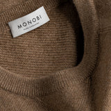 Etichetta MONOBI e dettaglio del colletto del maglione PURE CASHMERE FRENCH TERRY 12G / SESAME