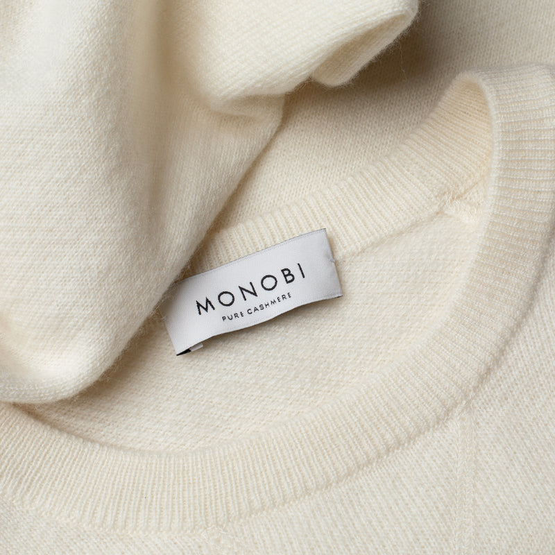 Dettaglio etichetta MONOBI del maglione PURE CASHMERE FRENCH TERRY 12G / SNOW