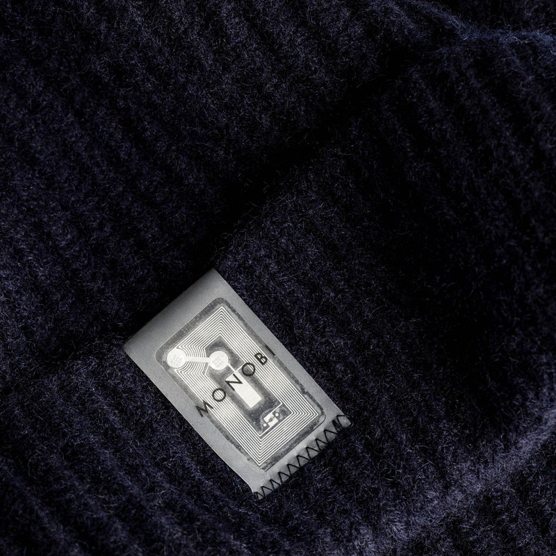 Dettaglio etichetta NFC della parte anteriore di PURE CASHMERE BEANIE / BELUGA