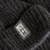 Dettaglio etichetta NFC di PURE CASHMERE BEANIE / GRANIT