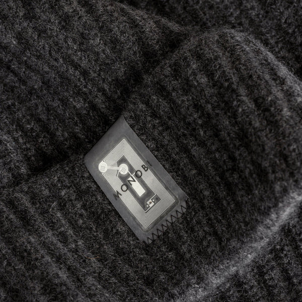 Dettaglio etichetta NFC di PURE CASHMERE BEANIE / GRANIT