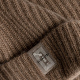 Dettaglio etichetta NFC di PURE CASHMERE BEANIE / SESAME