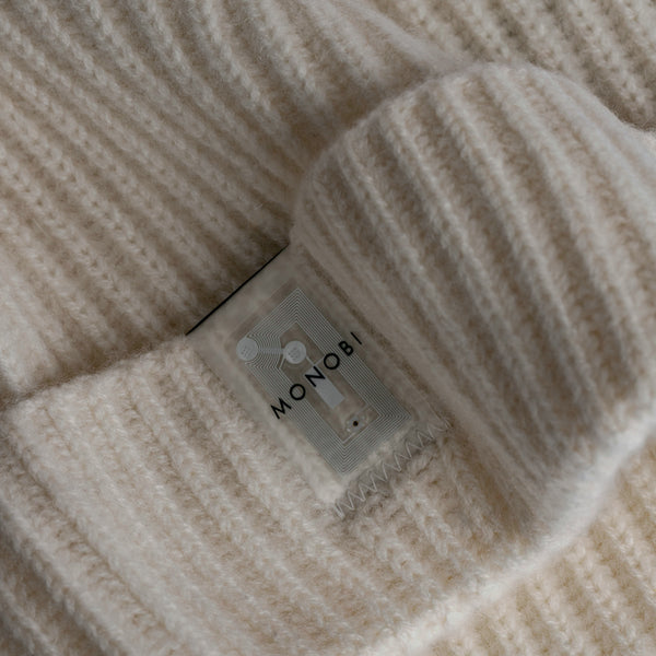 Dettaglio etichetta NFC di PURE CASHMERE BEANIE / SNOW