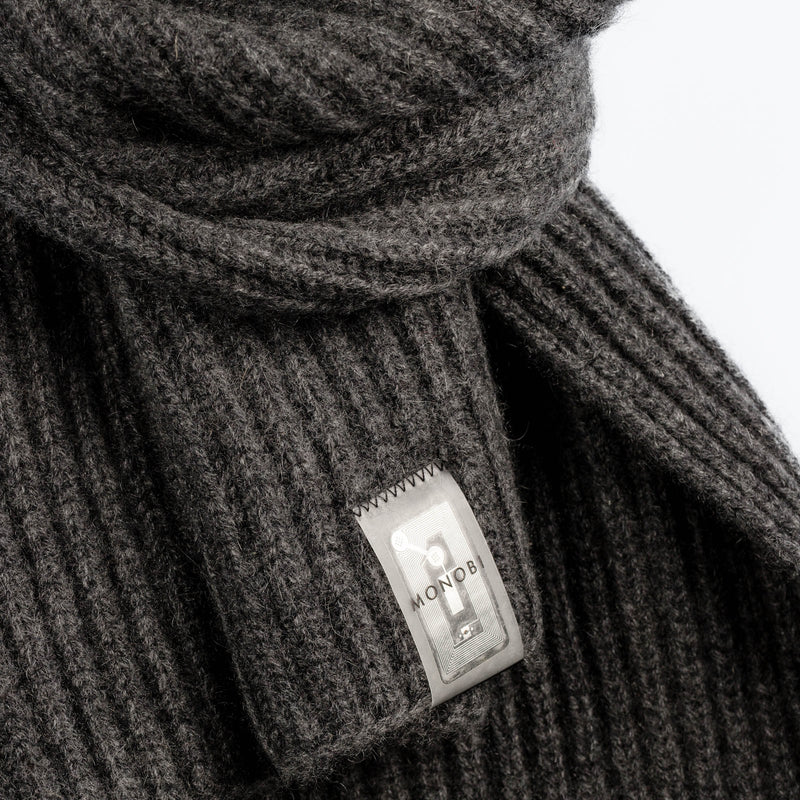 Dettaglio etichetta NFC di PURE CASHMERE SCARF / GRANIT