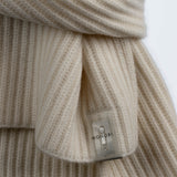 Dettaglio etichetta NFC di PURE CASHMERE SCARF / SNOW