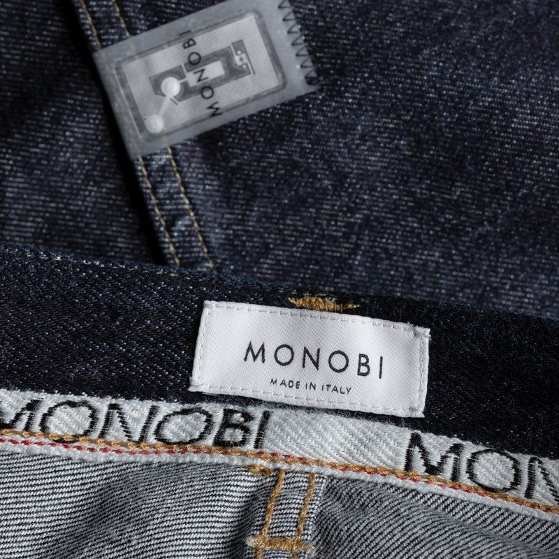 Dettagli dell'etichetta MONOBI e dell'etichetta NFC dei pantaloni RAW INDIGO SELVAGE DENIM / INDACO