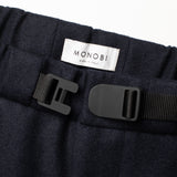 cintura in poliestere integrata e dettagli dell'etichetta MONOBI RESPONSIBLE WOOL CHINO / BLUE NAVY