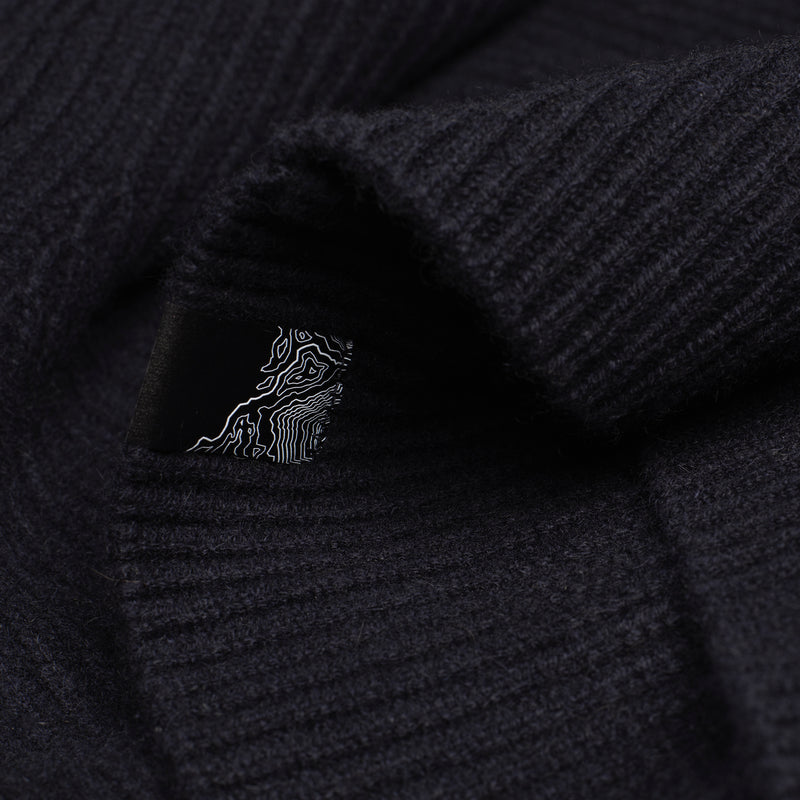 Dettaglio dell'etichetta NFC sul retro del ponticello PURE CASHMERE FISHERMAN RIB 5G / BELUGA