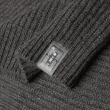 Dettaglio etichetta NFC del maglione PURE CASHMERE FISHERMAN RIB 5G / GRANIT