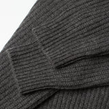 Dettaglio della manica del maglione PURE CASHMERE FISHERMAN RIB 5G / GRANIT