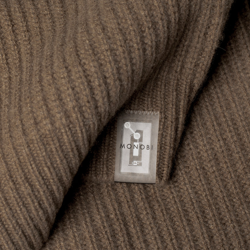 Dettaglio etichetta NFC del maglione PURE CASHMERE FISHERMAN RIB 5G / SESAME