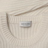 Dettaglio etichetta MONOBI del maglione PURE CASHMERE FISHERMAN RIB 5G / SNOW