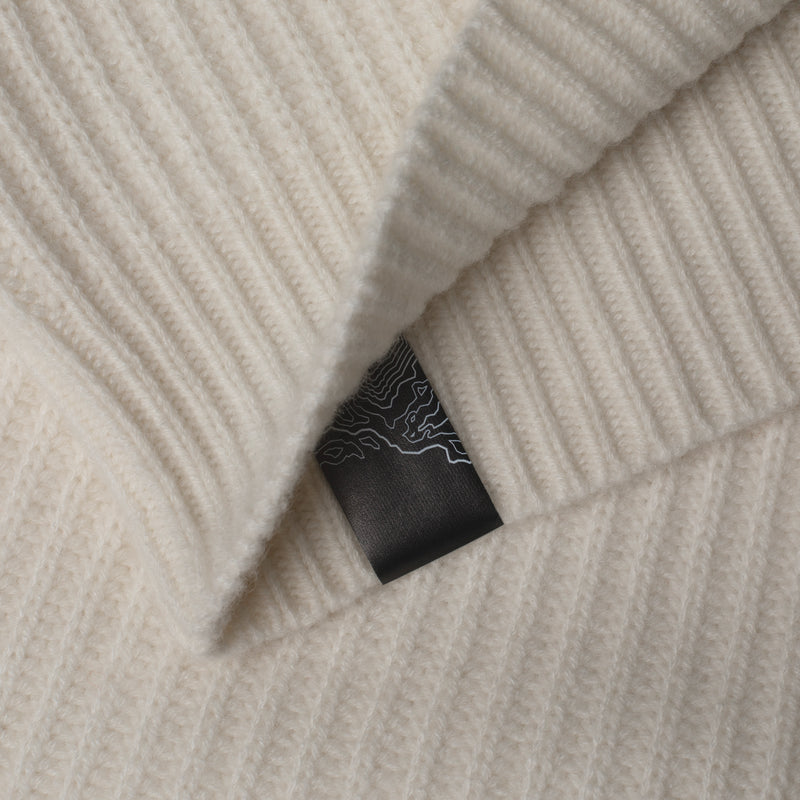 Dettaglio dell'etichetta NFC sul retro del maglione PURE CASHMERE FISHERMAN RIB 5G / SNOW