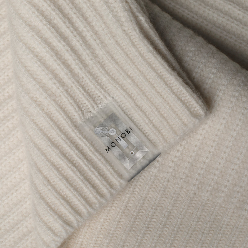 Dettaglio etichetta NFC del maglione PURE CASHMERE FISHERMAN RIB 5G / SNOW