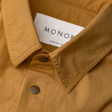 Dettagli del colletto e dell'etichetta MONOBI della camicia DYEPOP / CARAMELLO