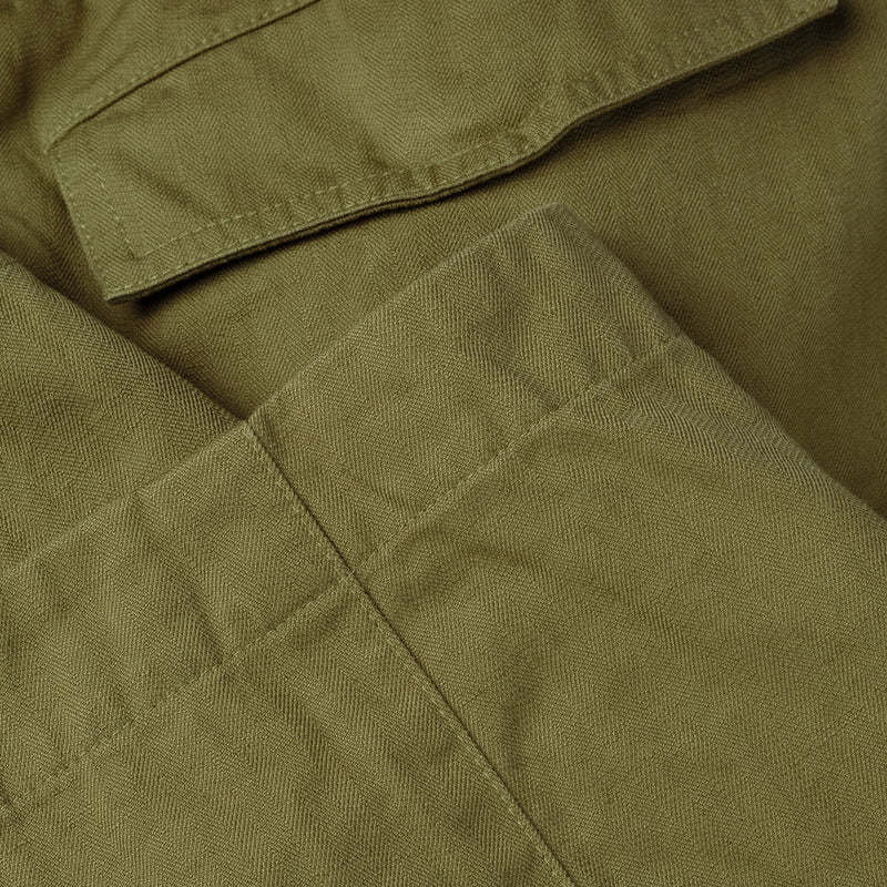 dettaglio del tessuto dei pantaloni HERRINGBONE CARGO / VERDE RANA