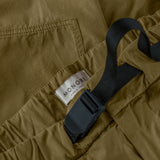 Dettaglio della fibbia della cintura integrata dei pantaloncini DYEPOP SHORTS / VERDE RANA