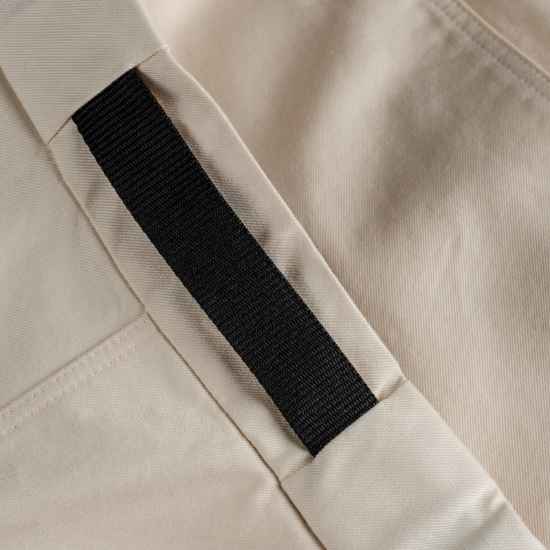 dettaglio cintura integrata di BIO GABARDINE SHORTS / NATURALE