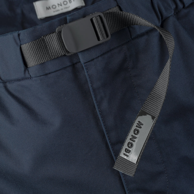 dettaglio fibbia integrata della cintura di BIO GABARDINE SHORTS / BLUE NAVY